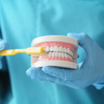 Całościowe leczenie dentystyczne – znajdź ścieżkę do zdrowego i pięknego uśmiechów.